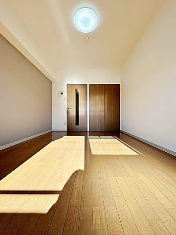 ソレイユ東海通の居間・リビング|同間取り別部屋の画像です