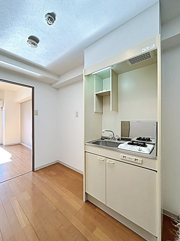 ソレイユ東海通のキッチン|同間取り別部屋の画像です