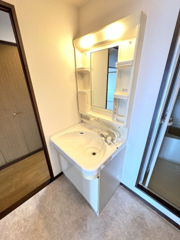 サニーコート坂野の洗面所|ゆったりとスペースのある洗面所