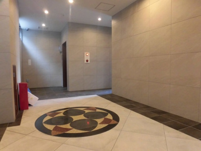 【エントランス】 | サンメゾン１６ | ハイセンスなエントランスロビーです