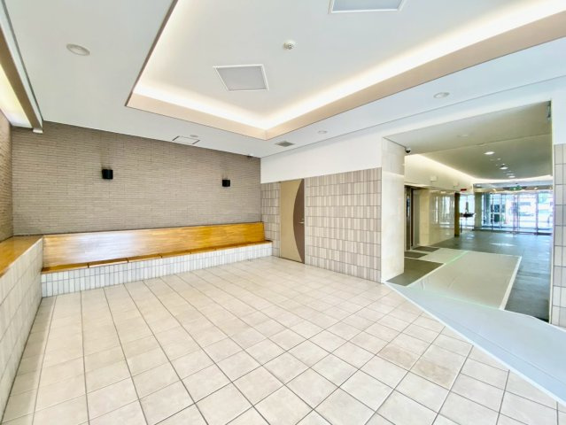 ヴィルヌーブ八幡町のエントランス