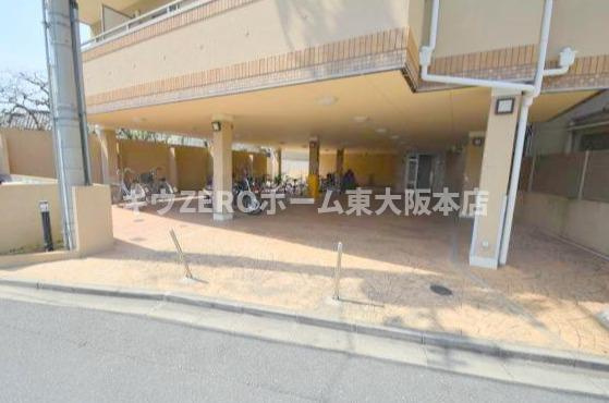 セレブ上小阪の駐車場