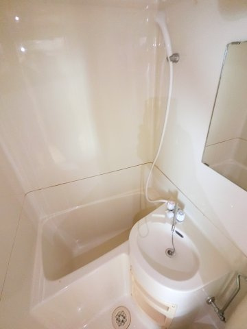 ジュネパレス市川第２１の浴室