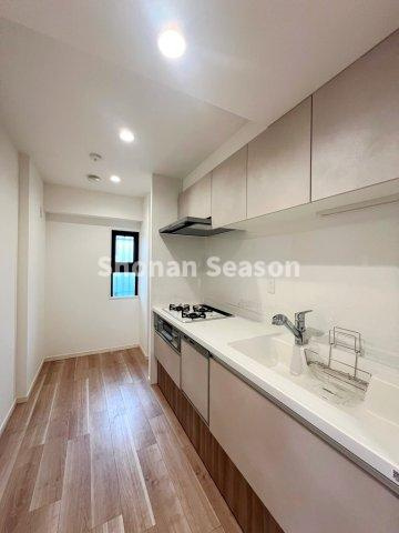 【キッチン】 | お料理に集中できる壁付けタイプ！吊戸棚付きで収納力もございます♪