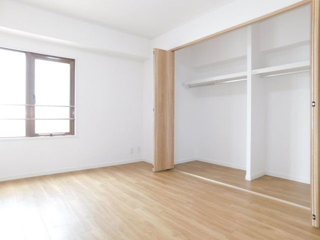 名古屋市西区香呑町１丁目の中古マンションの洋室|◇洋室◇　　明るい洋室約６．０帖　大型のクローゼット完備♪　（２０２５年５月リフォーム済）