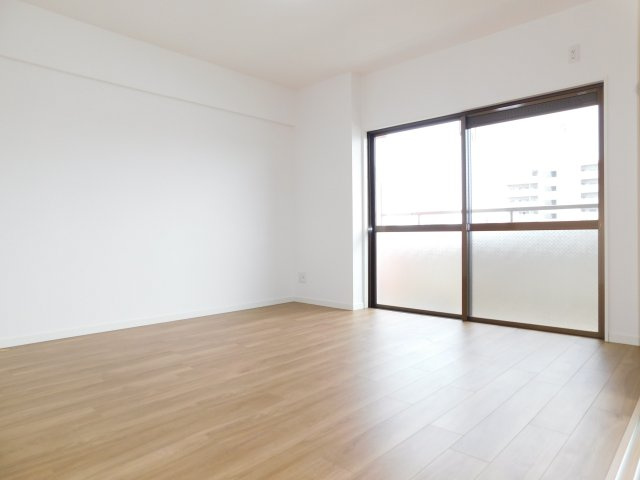 名古屋市西区香呑町１丁目の中古マンションの洋室|◇洋室◇　　明るい洋室約６．０帖　ＷＩＣ完備♪　（２０２５年５月リフォーム済）バルコニー利用可♪