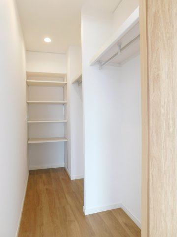 名古屋市西区香呑町１丁目の中古マンションの収納|◇ＷＩＣ◇　　６．０帖の洋室にから出入りのできるＷＩＣ♪