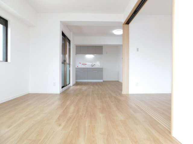 名古屋市西区香呑町１丁目の中古マンションの居間・リビング|◇リビング◇　　南面で明るいリビング約１６．０帖　ご家族の団らんを楽しめる空間♪　（２０２５年６月リフォーム済）