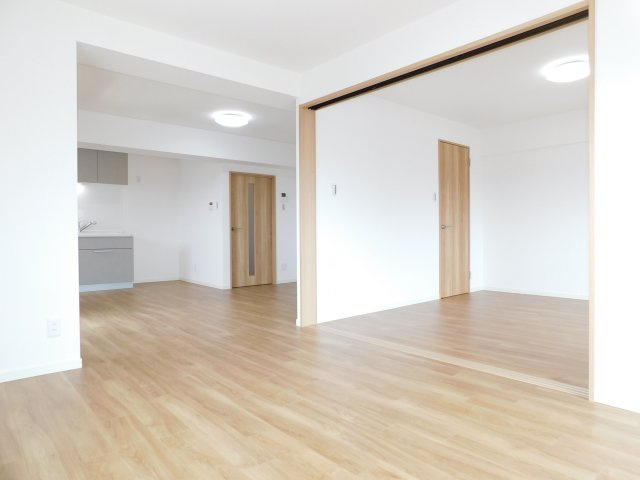 名古屋市西区香呑町１丁目の中古マンションの居間・リビング|◇リビング◇　　南面で明るいリビング約１６．０帖　続き間の洋室と合わせて広々空間♪　（２０２５年５月リフォーム済）