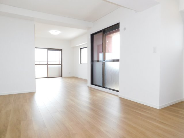 名古屋市西区香呑町１丁目の中古マンションの居間・リビング|◇リビング◇　明るいリビング約１６．０帖　バルコニー付きの開放的な空間♪　（２０２５年５月リフォーム済）