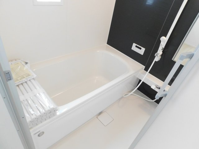 名古屋市中川区中須町字辻ノ上の新築一戸建の浴室|◇浴室◇　　広い１坪サイズ・浴室乾燥機・追い焚き機能付・断熱浴槽・ベンチ浴槽・クリーンフロア・スライドバーシャワー・オートバス・バリアフリーバス・浴室窓あり