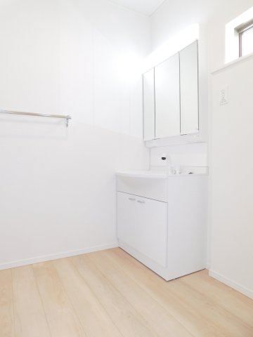 名古屋市中川区中須町字辻ノ上の新築一戸建の独立洗面台|◇洗面室◇　　三面鏡シャワードレッサー　くもり止め仕様