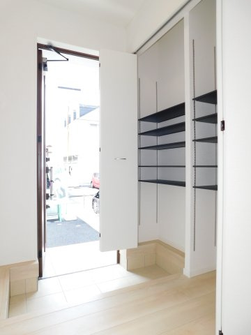 名古屋市中川区中須町字辻ノ上の新築一戸建の玄関|◇玄関収納◇　　家族の履物がしっかり収納でき、玄関がスッキリと片付く玄関収納♪　可動棚付き