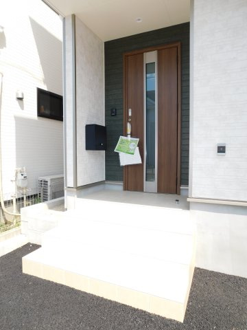 名古屋市中川区中須町字辻ノ上の新築一戸建の玄関|◇玄関ポーチ◇　　ＥＶ車充電設備や防犯やトラブル対策に役立つ防犯カメラ付きです！　