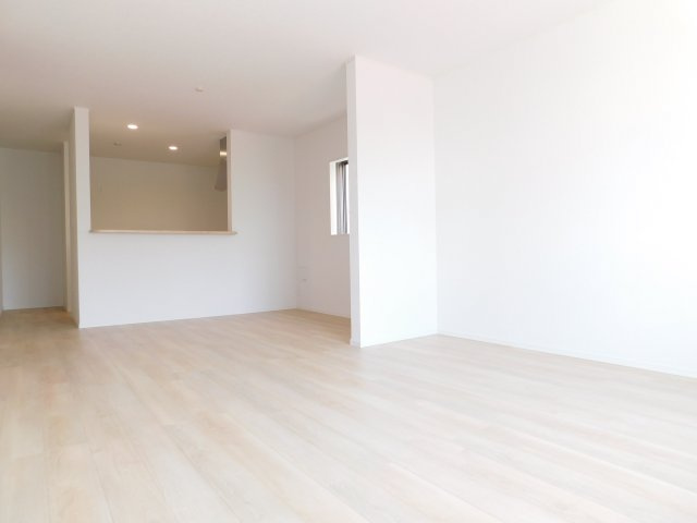 名古屋市中川区中須町字辻ノ上の新築一戸建の居間・リビング|◇リビング◇　　明るく広いリビング２０．０帖　キッチン横にパントリー完備！