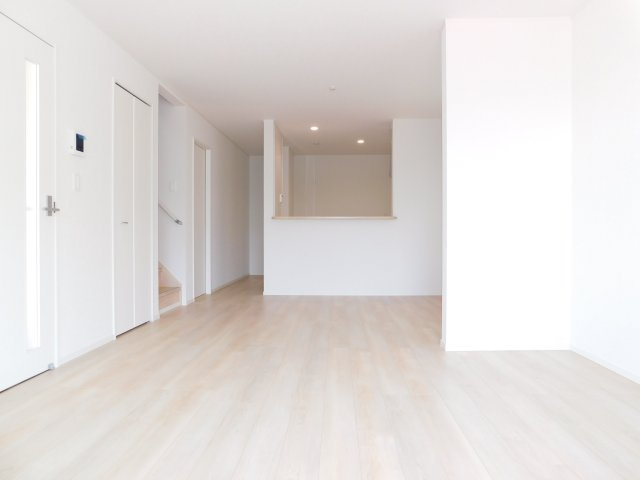 名古屋市中川区中須町字辻ノ上の新築一戸建の居間・リビング|◇リビング◇　　明るく広いリビング２０．０帖　家族のコミュニケーションの機会が増えるリビング階段♪