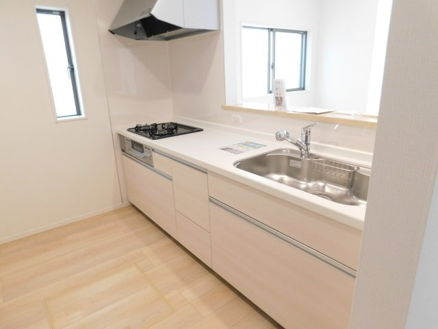 名古屋市中川区中須町字辻ノ上の新築一戸建のキッチン|◇キッチン◇　　人気の対面式・人造大理石トップシステムキッチン・浄水器一体型水栓・静音仕様シンク・Sｉセンサーコンロ（３口）・前面コンセント完備・床下収納庫など