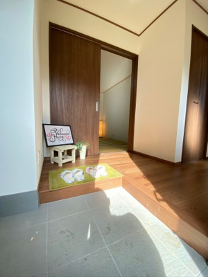 【玄関】 | 高島市新旭町饗庭872　中古戸建 | 南側玄関