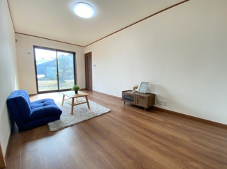 【居間・リビング】 | 高島市新旭町饗庭872　中古戸建 | 南向きリビングにつき日当り良好