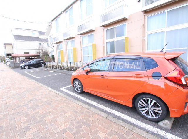 レオパレスヴィーブルⅡの駐車場