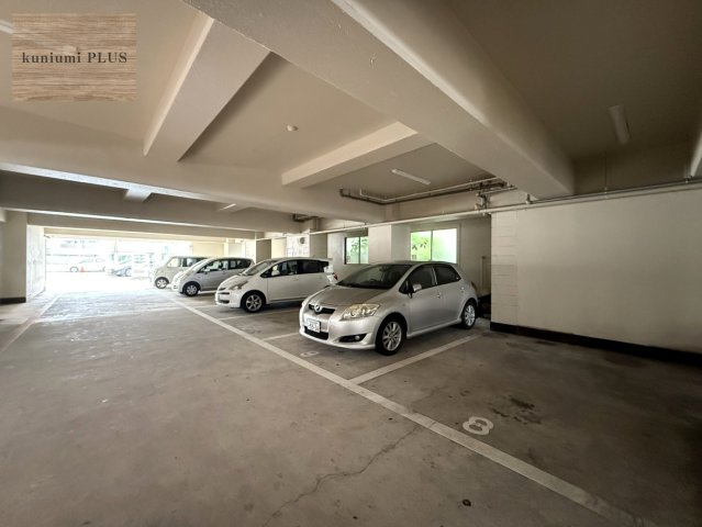 プレジデント今里の駐車場