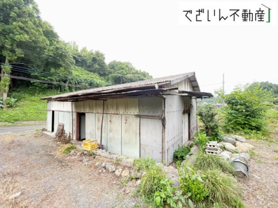 【外観】 | 熊谷市小江川　売地 | 現地(2025年7月撮影)
※上物あり(物置：軽量鉄骨造平屋建104.65㎡＊昭和45年築)