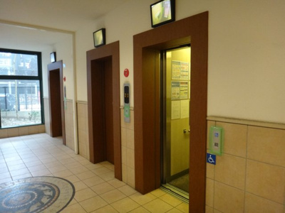 【その他共用部分】 | リバーガーデンコスモスクエア | 【エレベーター】荷物が多い日も楽々にお部屋に持っていけますね！