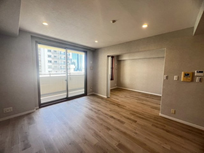 【居間・リビング】 | リバーガーデンコスモスクエア | 大阪メトロ中央線「コスモスクエア」駅まで徒歩１分！ペデストリアンデッキで駅直結♪忙しい朝や、遅くなった帰宅時にも嬉しいですね♪