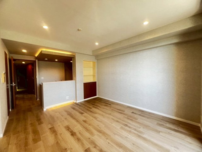 【居間・リビング】 | リバーガーデンコスモスクエア | ＬＤＫ約１３．６帖♪暮らしの中心となるリビングは、家族みんなが心地よく過ごせる癒しの空間ですよ♪