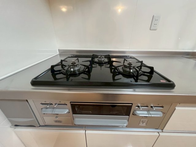 京阪本線・宇治線『中書島』駅まで徒歩１５分☆２０２５年７月リフォーム完了☆ハイム伏見Ａ棟のキッチン|コンロ