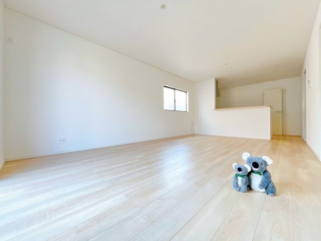 【居間・リビング】 | 前橋市下細井町　新築住宅 | 窓からのあたたかい光をあびながらの朝食。今日も一日がんばれそう！と思えるリビング。