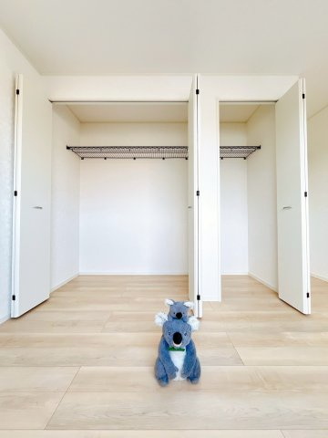 【収納】 | 前橋市下細井町　新築住宅 | 何度も読んだお気に入りの本、大切な人にもらったバック、子どもが描いてくれた似顔絵。まとめて大事に閉まっておける広々収納 