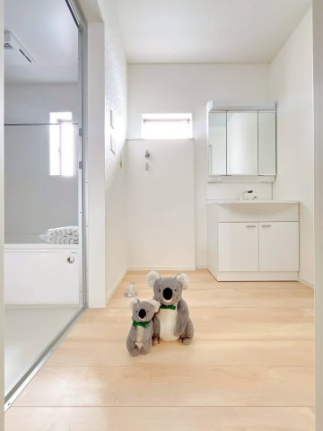 【独立洗面台】 | 前橋市下細井町　新築住宅 | 約1坪の洗面室は衣類の着脱も簡単に行える広さ。
収納豊富なシャワー水栓付きの洗面台は、家事動線を確保し洗面室内にゆとりをプラス。お洋服のお手入れや洗髪も洗面室内で済ませることができます。