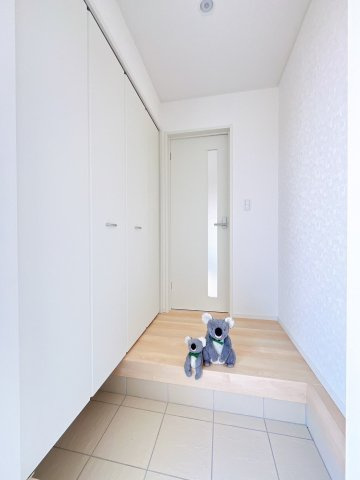 【玄関】 | 前橋市下細井町　新築住宅 | 住まう人の帰り、訪れる人を優しく迎える安らぎに満ちた空間　上質感あふれるエントランス