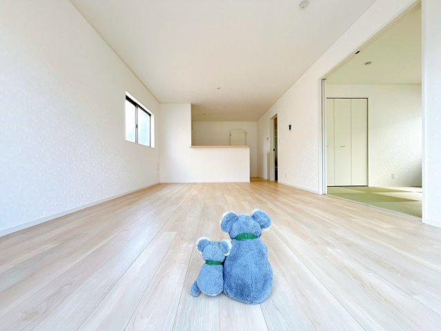 【居間・リビング】 | 前橋市下細井町　新築住宅 | ≪LDK≫
リビング・ダイニングは白を基調としたシンプルな空間。
雑貨やこだわりの家具など、レイアウトも自由に楽しめます！