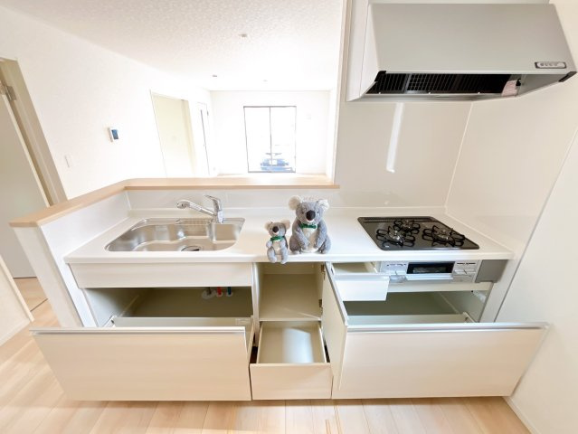 【キッチン】 | 前橋市下細井町　新築住宅 | お料理をしながら家族との会話が楽しめる対面キッチン。リビングで遊ぶお子様を見守りながらお料理が出来ます。出来上がったお料理や後片付けを手伝ってもらうなど家事分担ができます。