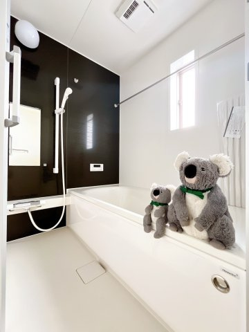 【浴室】 | 前橋市下細井町　新築住宅 | ほどよい優しいライトに包まれたバスルーム。香りの良いバスソルトに身をまかせ、浴槽でゆっくりと深呼吸。一日の疲れが癒されます。