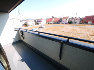 【バルコニー】 | 八街市八街に　新築戸建 | 令和6年12月築 リビング約19.2帖 JR総武本線八街駅徒歩約17分 本下水 ローソン徒歩約1分