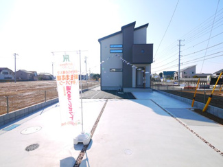 【駐車場】 | 八街市八街に　新築戸建 | 令和6年12月築 リビング約19.2帖 JR総武本線八街駅徒歩約17分 本下水 ローソン徒歩約1分