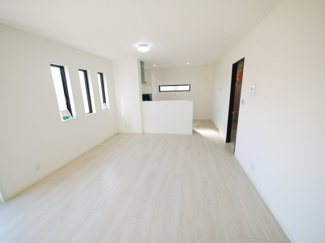 【居間・リビング】 | 八街市八街に　新築戸建 | 令和6年12月築 リビング約19.2帖 JR総武本線八街駅徒歩約17分 本下水 ローソン徒歩約1分