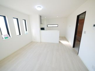 【居間・リビング】 | 八街市八街に　新築戸建 | 令和6年12月築 リビング約19.2帖 JR総武本線八街駅徒歩約17分 本下水 ローソン徒歩約1分