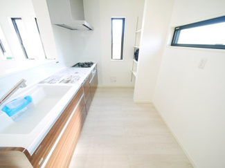 【キッチン】 | 八街市八街に　新築戸建 | 令和6年12月築 リビング約19.2帖 JR総武本線八街駅徒歩約17分 本下水 ローソン徒歩約1分