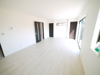 【居間・リビング】 | 八街市八街に　新築戸建 | 令和6年12月築 リビング約19.2帖 JR総武本線八街駅徒歩約17分 本下水 ローソン徒歩約1分