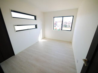 【洋室】 | 八街市八街に　新築戸建 | 令和6年12月築 リビング約19.2帖 JR総武本線八街駅徒歩約17分 本下水 ローソン徒歩約1分