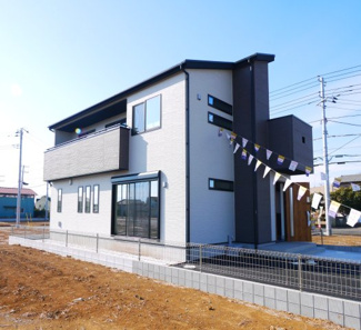 【外観】 | 八街市八街に　新築戸建 | 令和6年12月築 リビング約19.2帖 JR総武本線八街駅徒歩約17分 本下水 ローソン徒歩約1分