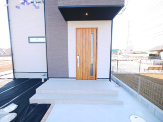 【玄関】 | 八街市八街に　新築戸建 | 令和6年12月築 リビング約19.2帖 JR総武本線八街駅徒歩約17分 本下水 ローソン徒歩約1分