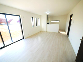 【居間・リビング】 | 八街市八街に　新築戸建 | 令和6年12月築 リビング約19.2帖 JR総武本線八街駅徒歩約17分 本下水 ローソン徒歩約1分