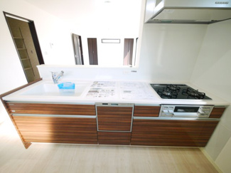 【キッチン】 | 八街市八街に　新築戸建 | 令和6年12月築 リビング約19.2帖 JR総武本線八街駅徒歩約17分 本下水 ローソン徒歩約1分