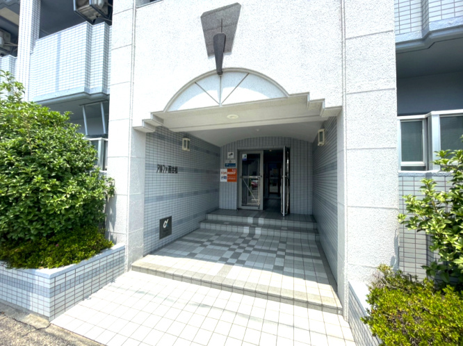 アルファ西古松のその他共用部分|・エントランス（外）