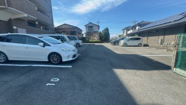 エステート末広の駐車場